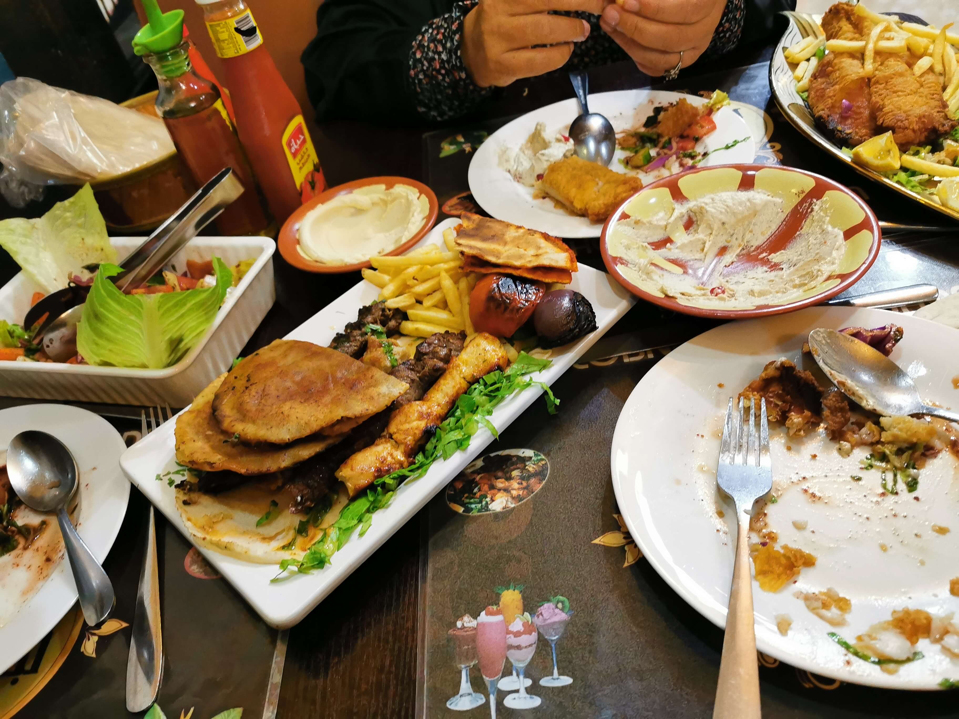 أشهر تسعة مطاعم اردنية في أبوظبي-أرقام هواتف و اسعار وجبات